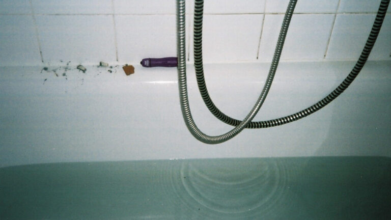 Wie Anna Leon das Tanzquartier Wien überschwemmt