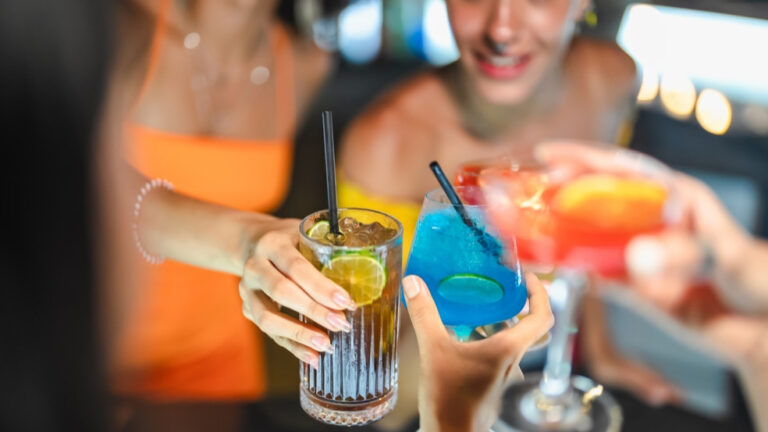 Menschen mit Sektgläsern die anstoßen.