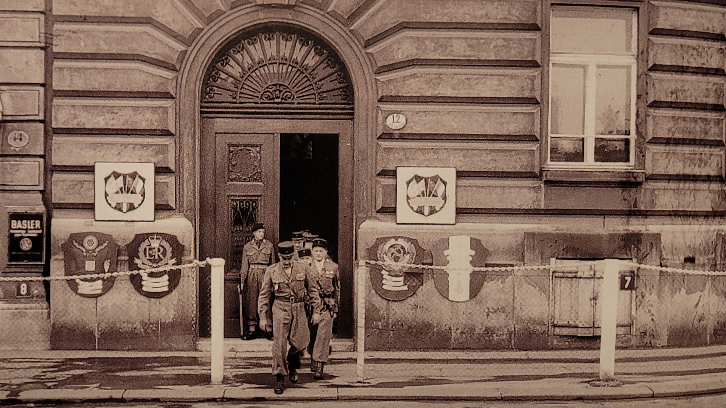 Alliierte Militärpolizisten während der Besatzungszeit im Seiteneingang des Haus der Industrie.