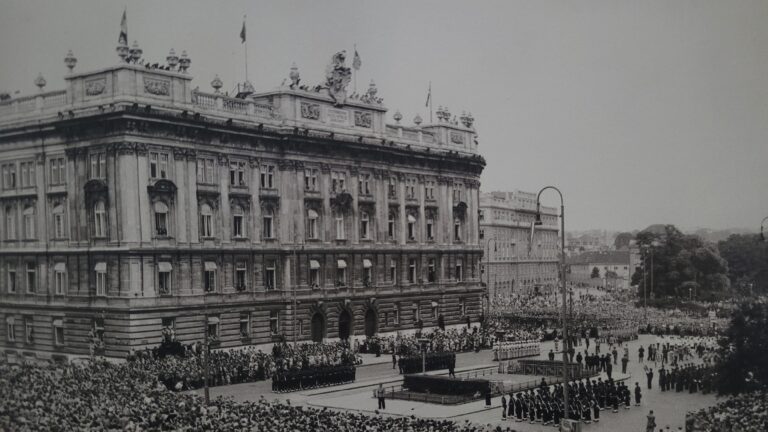 Schwarz-Weiß-Foto des Haus der Industrie 1954, als die Alliierte Besatzungsmacht aus Wien abzog.