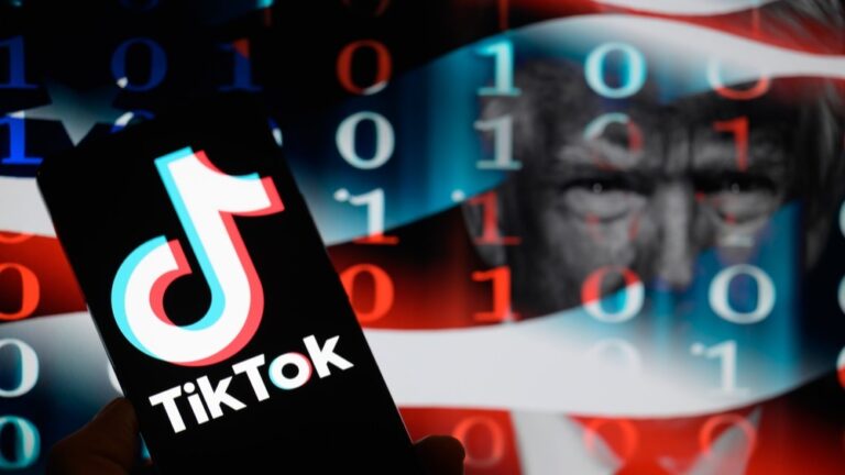 Eine Person hält ein Smartphone mit dem TikTok-Logo in der Hand. Im Hintergrund sind digitale Zahlen, die US-Flagge und das Gesicht von Donald Trump dargestellt.
