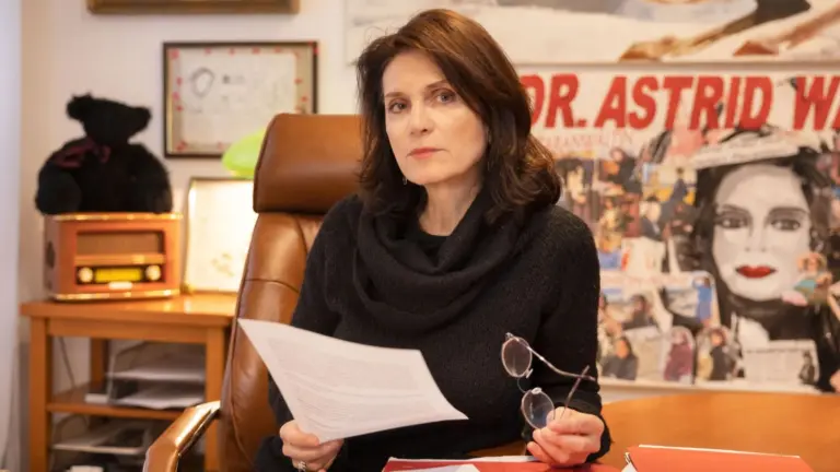 Astrid Wagner vor ihrem Schreibtisch in ihrem Büro.