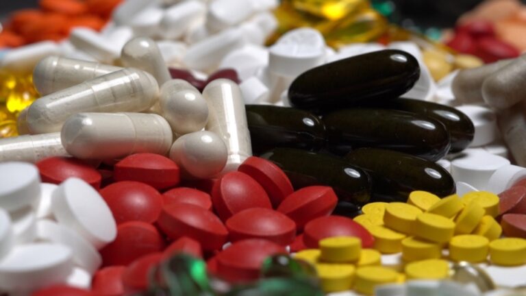 Social Media-Trend: Halb TikTok schluckt die schwarze Pille