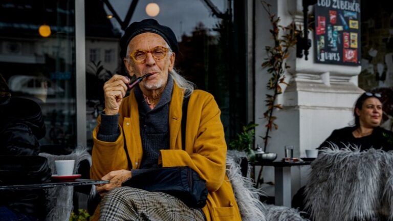 Ein Mann mr einer Pfeife in einem Kaffeehaus