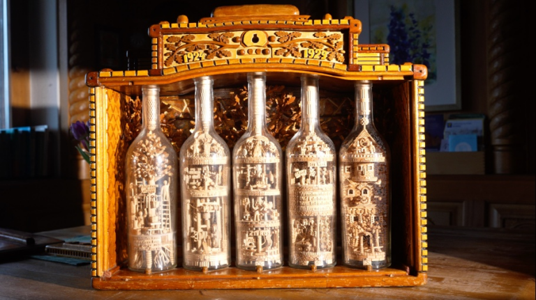 Das Schnitzkunstwerk von Johann Hengstberger: Filigrane Schnitzereien in Glasflaschen.