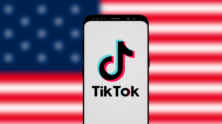 Smartphone mit TikTok-Logo. USA-Flagge im Hintergrund.