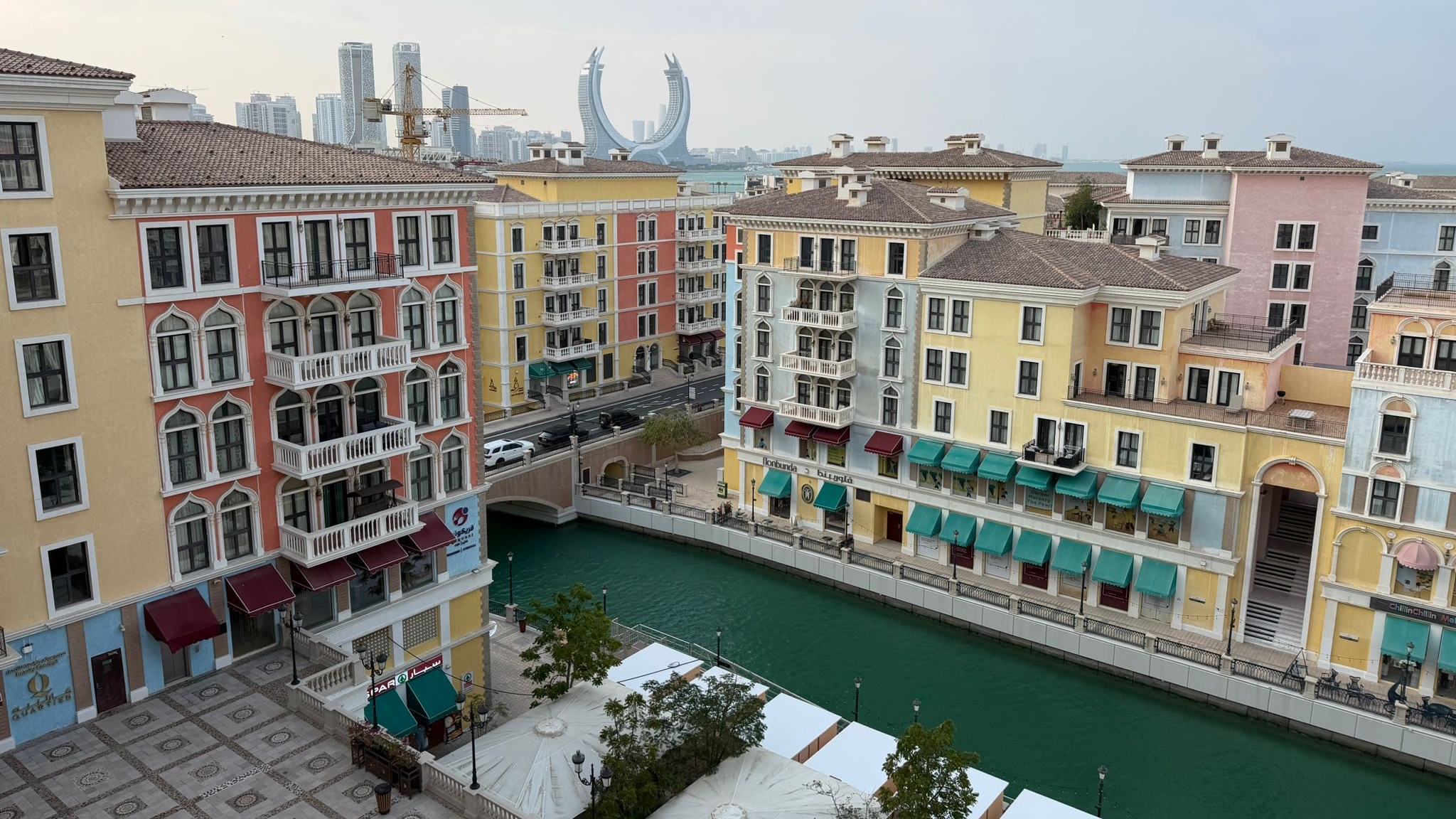 Blick aus dem Fenster des Paars: Die Katara Towers in Lusail City, nördlich von Doha im Hintergrund.