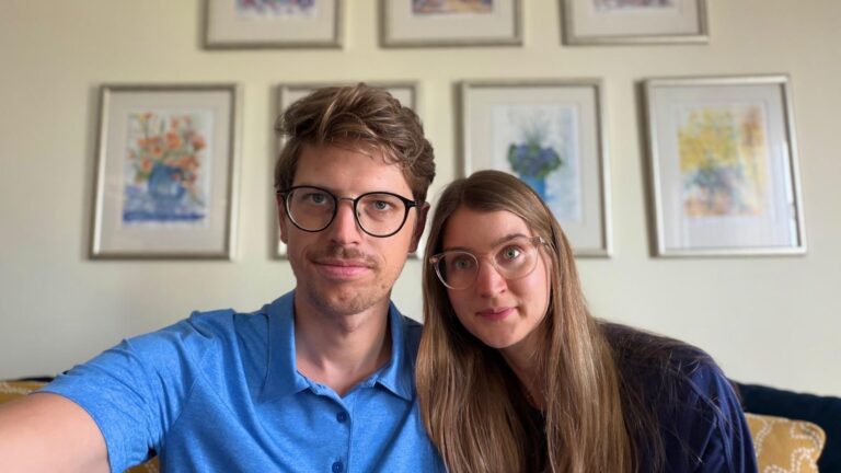 Das Paar ist bei einem Bekannten in Doha untergekommen, bis ein Rückflug möglich ist.