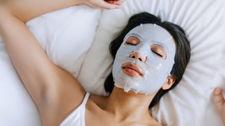 Schlafende Frau mit Gesichtsmaske