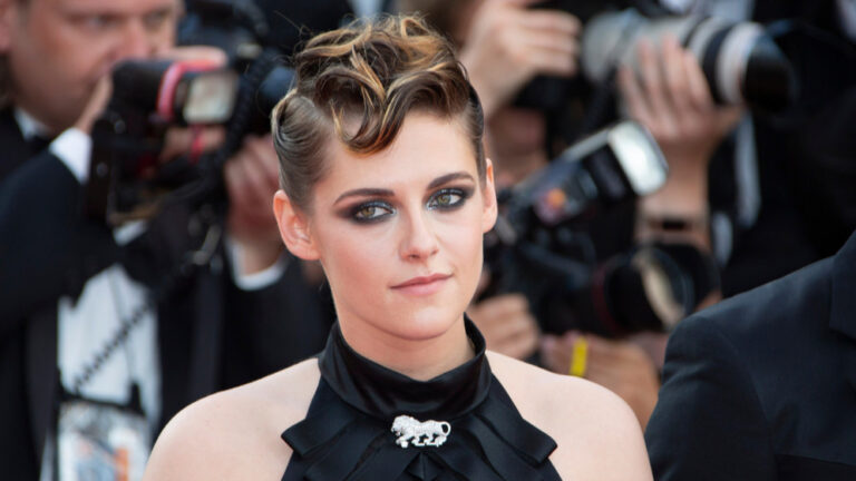 Kristen Stewart in einem schwarzen Kleid