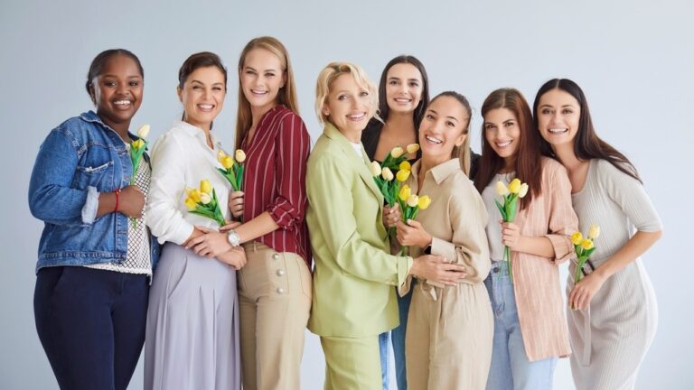 Lächelnde Frauen mit Blumen in der Hand
