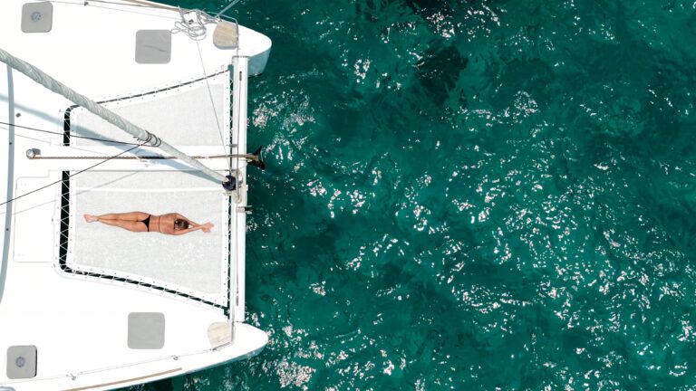 Eine Frau auf einer Privatyacht