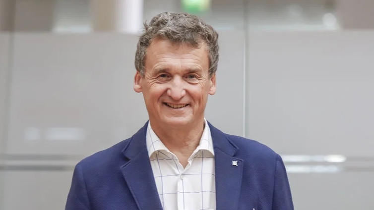 Erich Pitak ist allgemein beeideter und gerichtlich zertifizierter Sachverständiger für das Wertpapierwesen, Finanzexperte und Autor von Sachbüchern und Fachpublikationen. Der promovierte Jurist war in leitender Funktion bei Banken tätig und hielt mehrere Aufsichtsratsmandate.