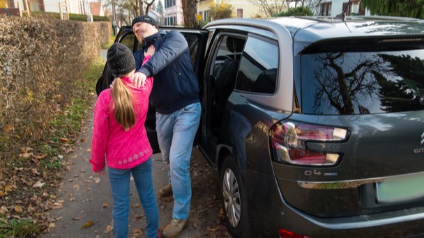 Trainer Schimpl mit einem jungen Mädchen