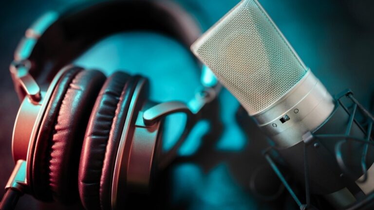 Kopfhörer und eine Mikrophon für einen Podcast