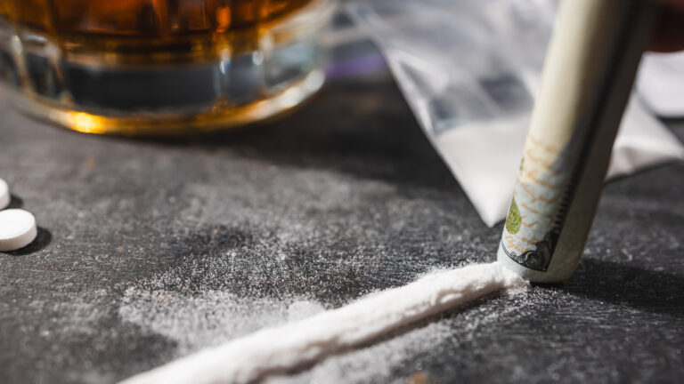 High statt betrunken: Lösen Drogen den Alkohol ab?