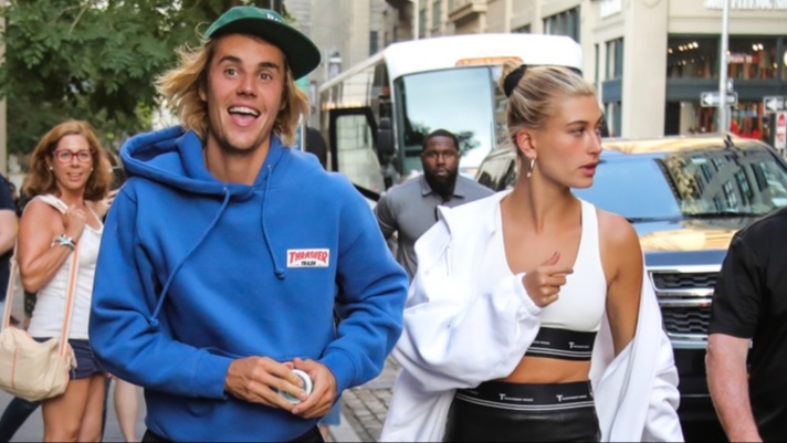 Das Bild zeigt Justin und Hailey Bieber zusammen.