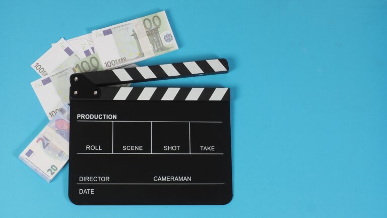 Filmklappe mit Geldscheinen