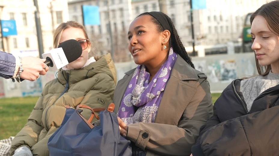 Studentin im Interview