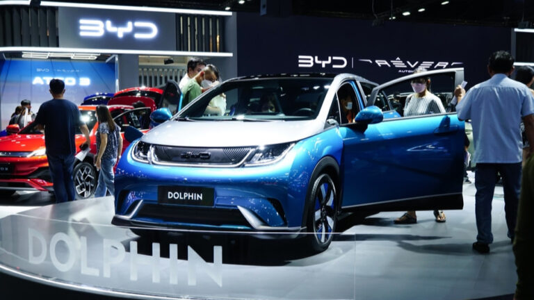 Ein weißes Auto fährt auf einer Straße.