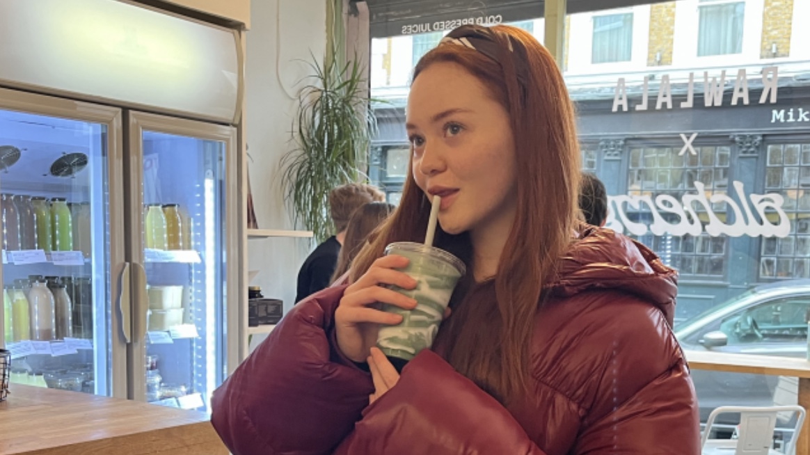 Frau mit green Smoothie
