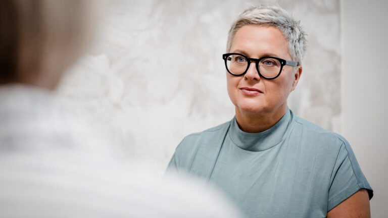 Eine Frau, die einer anderen Person zuhört