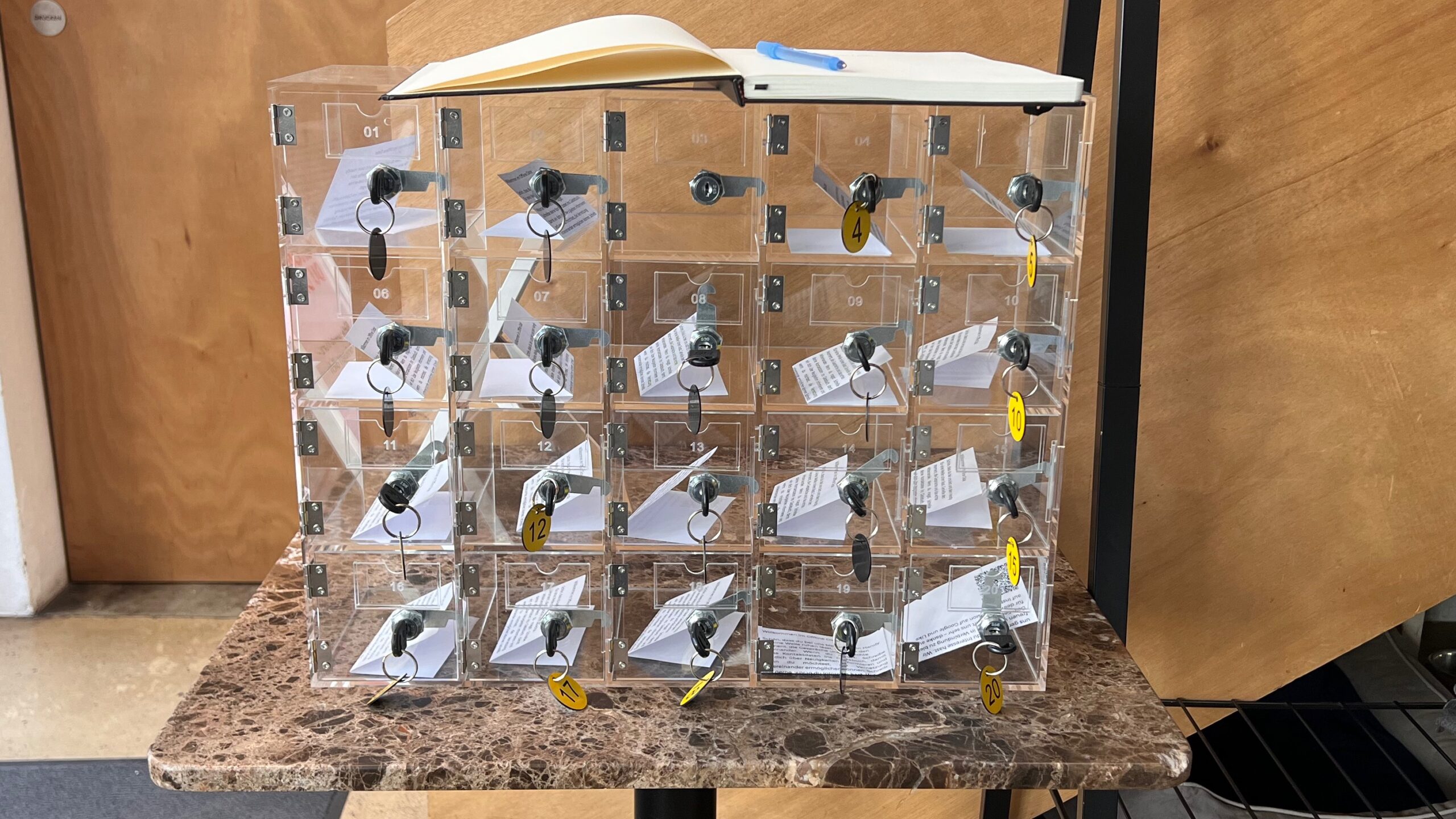 20 Glasboxen, um Smartphones zu verstauen