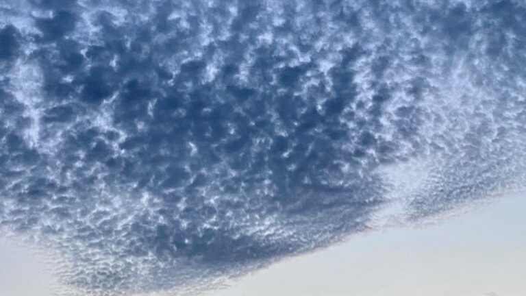 Kleinteilige Wolkendecke